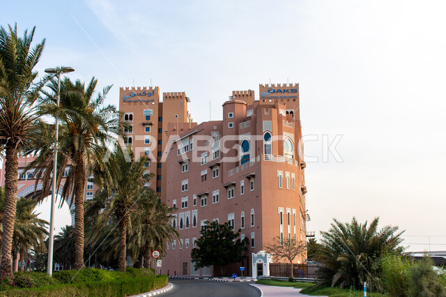 فندق اوكس بوابة ابن بطوطة في مدينة دبي، أشجار النخيل الخضراء في وقت النهار، الفن الهندسي العمراني لفنادق الإمارات العربية المتحدة، معالم وأماكن سياحية مشهورة 
