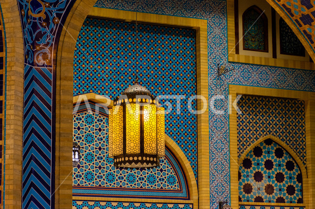 فانوس رمضاني معلق في السقف، صورة مقربة لمصباح معدني تقليدي، التراث العربي الشرقي الأصيل، مول ابن بطوطة في دبي بالإمارات العربية المتحدة، الأماكن و المعالم السياحية المشهورة، تصاميم وديكورات داخلية، إضاءة وزينة واكسسوارات