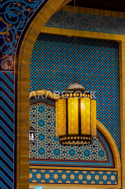 فانوس رمضاني معلق في السقف، صورة مقربة لمصباح معدني تقليدي، التراث العربي الشرقي الأصيل، مول ابن بطوطة في دبي بالإمارات العربية المتحدة، الأماكن و المعالم السياحية المشهورة، تصاميم وديكورات داخلية، إضاءة وزينة واكسسوارات