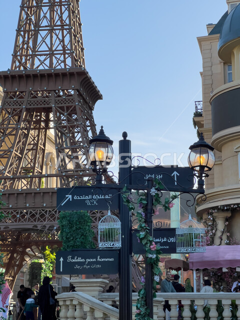 مجسم برج إيفل في ركن فرنسا في البوليفارد ورلد في مدينة الرياض، الاستمتاع بالتجارب الممتعة في أبرز المناطق الترفيهية بالمملكة العربية السعودية، الأنشطة والفعاليات في أماكن السياحة، اللافتات وأعمدة الإنارة الطرقية، أجواء فرنسية متميزة