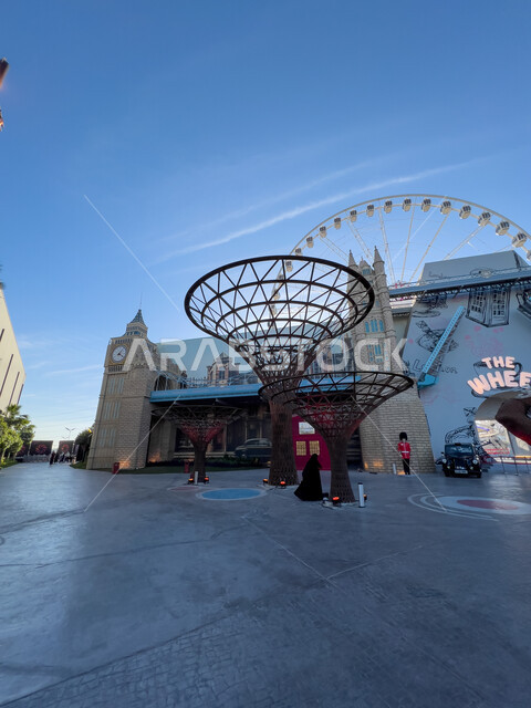 ساعة بيج بن المشهورة في ركن بريطانيا في البوليفارد ورلد في مدينة الرياض، الاستمتاع بالتجارب الممتعة في أبرز المناطق الترفيهية بالمملكة العربية السعودية، جولة في عاصمة الضباب، معالم جذب واستقطاب السائحين