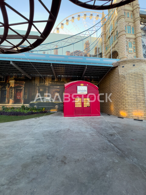 ركن الفصول الخمسة باللون الاحمر في البوليفارد ورلد في مدينة الرياض، الاستمتاع بالتجارب الممتعة في أبرز المناطق الترفيهية بالمملكة العربية السعودية، اكتشاف الحضارات والثقافات حول العالم, معالم جذب واستقطاب السائحين