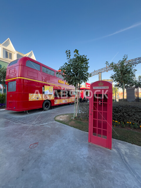 صندوق هاتف باللون الأحمر في البوليفارد ورلد في مدينة الرياض، الاستمتاع بالتجارب الممتعة في أبرز المناطق الترفيهية بالمملكة العربية السعودية، اكتشاف الحضارات والثقافات حول العالم, الاهتمام بالتشجير وزراعة النباتات الخضراء، معالم جذب واستقطاب السائحين