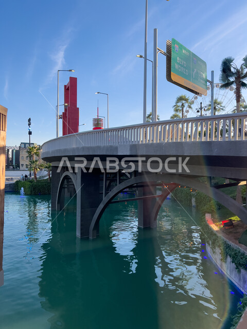 الفن الهندسي المعماري لجسر فوق البحيرة الصناعية في البوليفارد ورلد في مدينة الرياض، أبرز المناطق الترفيهية بالمملكة العربية السعودية، اكتشاف الحضارات والثقافات حول العالم, فعاليات وأنشطة مائية متميزة، معالم جذب واستقطاب السائحين