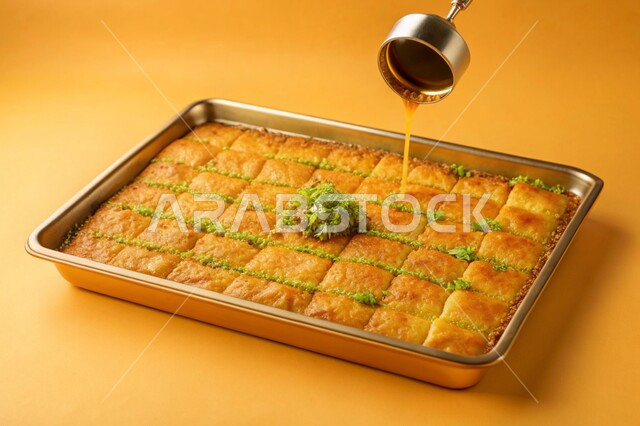 سكريات وحلويات بالقطر, وصفات شرقية مشهورة، صورة مقربة لطبق حلا الكنافة المحشوة بالقشطة والمزينة بالفستق، قطع الحلوى الشهية على صحن معدني، مطاعم ومأكولات في المملكة العربية السعودية، خلفية صفراء