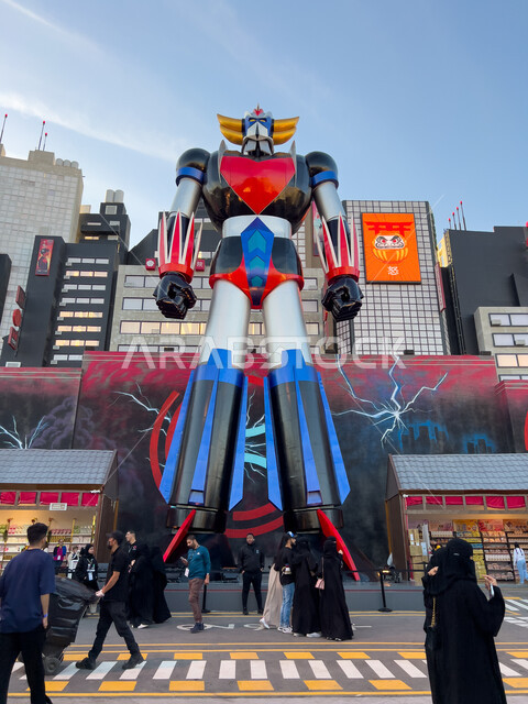 مجسم غرندايزر العملاق في البوليفارد ورلد في مدينة الرياض، المجسمات الكرتونية المتميزة، أبرز المناطق الترفيهية في المملكة العربية السعودية، الاستمتاع بالمغامرات والتجارب المسلية, معالم جذب واستقطاب السائحين