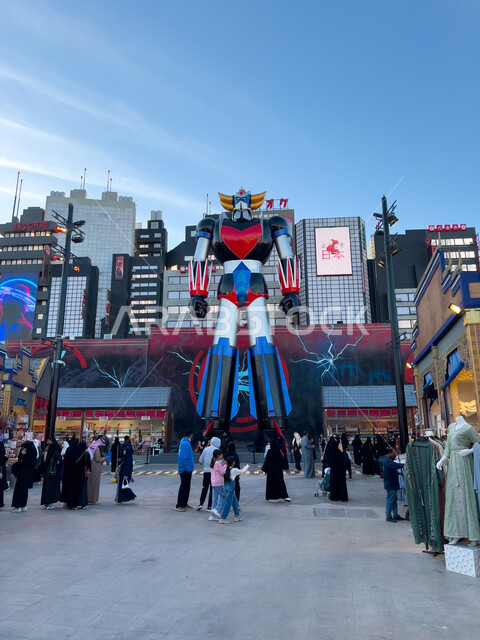 مجسم غرندايزر العملاق في البوليفارد ورلد في مدينة الرياض، المجسمات الكرتونية المتميزة، أبرز المناطق الترفيهية في المملكة العربية السعودية، الاستمتاع بالمغامرات والتجارب المسلية, معالم جذب واستقطاب السائحين