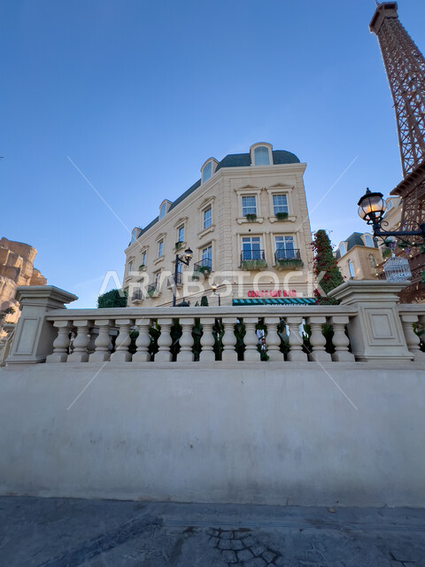 مجسم برج إيفل في ركن فرنسا في البوليفارد ورلد في مدينة الرياض، الاستمتاع بالتجارب الممتعة في أبرز المناطق الترفيهية بالمملكة العربية السعودية، الأنشطة والفعاليات في أماكن السياحة، المباني على الطراز الحديث  أجواء فرنسية متميزة