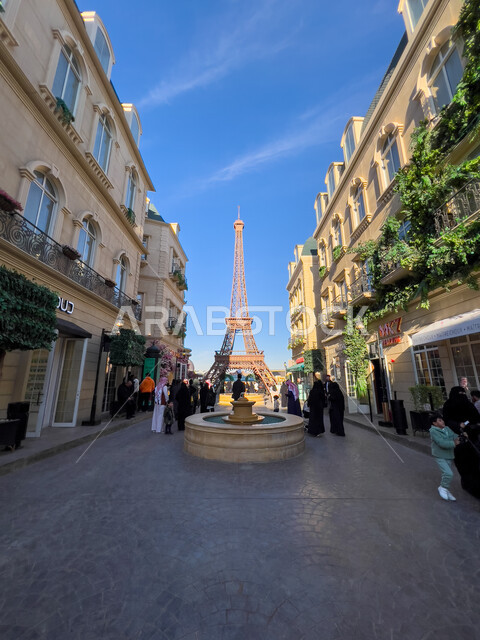 مجسم برج إيفل في ركن فرنسا في البوليفارد ورلد في مدينة الرياض، الاستمتاع بالتجارب الممتعة في أبرز المناطق الترفيهية بالمملكة العربية السعودية، الأنشطة والفعاليات في أماكن السياحة، المباني على الطراز الحديث  أجواء فرنسية متميزة