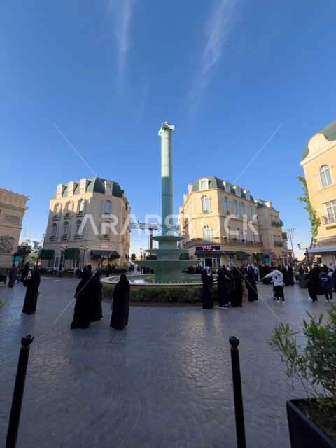 القرية الفرنسية في البوليفارد ورلد في مدينة الرياض، الفن الهندسي المعماري على الطراز الحديث،  الاستمتاع بالتجارب الممتعة في أبرز المناطق الترفيهية بالمملكة العربية السعودية، صورة لبركة مياه وسط الساحة، معالم جذب واستقطاب السائحين