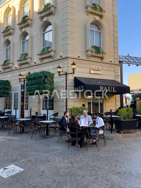 الفن الهندسي المعماري على الطراز الحديث، صورة لطاولات وكراسي امام الكافيهات والمطاعم، القرية الفرنسية في البوليفارد ورلد في مدينة الرياض، الاستمتاع بالتجارب الممتعة في أبرز المناطق الترفيهية بالمملكة العربية السعودية، معالم جذب واستقطاب السائحين