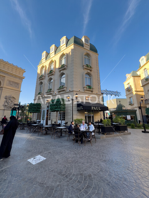 الفن الهندسي المعماري على الطراز الحديث، صورة لطاولات وكراسي امام الكافيهات والمطاعم، القرية الفرنسية في البوليفارد ورلد في مدينة الرياض، الاستمتاع بالتجارب الممتعة في أبرز المناطق الترفيهية بالمملكة العربية السعودية، معالم جذب واستقطاب السائحين