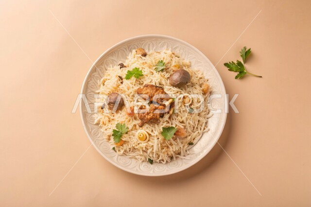 طبق من أرز البرياني اللذيذ مع قطع اللحم المشوية، فنون تقديم الطعام في المطاعم الشرقية، أكلات شعبية عربية خليجية سعودية، مأكولات وأطباق تقليدية، وصفات طعام لذيذة صحية، خلفية بيج