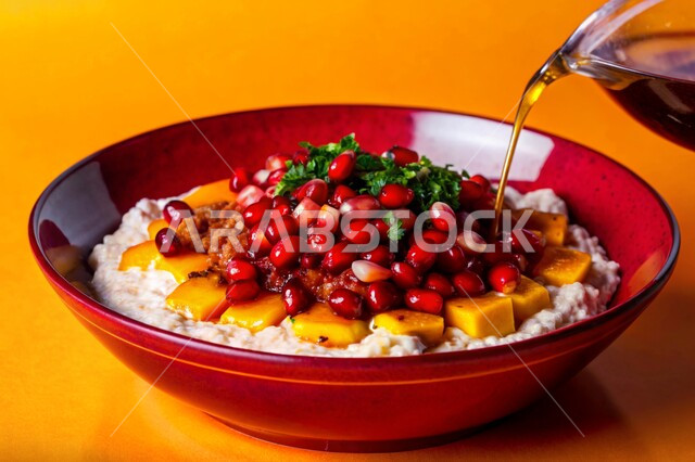 وجبات طعام صحية ومفيدة في المطاعم السعودية، طبق التبولة مليء بالخضراوات الطازجة والبرغل وزيت الزيتون، المقبلات العربية والمأكولات الشرقية، أطعمة غنية بالفيتامينات، اتباع حمية غذائية للمحافظة على اللياقة البدنية، خلفية صفراء