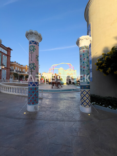 نقوش ورسوم متنوعة على الأعمدة الحجرية، فعاليات ومهرجانات ترفيهية في المملكة العربية السعودية, استكشاف حضارات وثقافات دول العالم في البوليفارد وورلد في مدينة الرياض, مناطق جذب واستقطاب السائحين