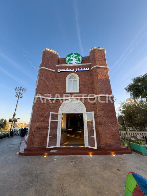 مقهى ستاربكس في البوليفارد وورلد في مدينة الرياض, الفن الهندسي المعماري على الطراز الحديث، فعاليات ومهرجانات ترفيهية في المملكة العربية السعودية, مناطق جذب واستقطاب السائحين، الاستمتاع بتجربة المذاق الفاخر للمشروبات المتنوعة