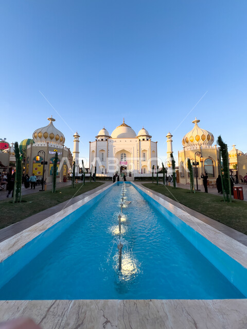 اكتشاف الحضارات والثقافات حول العالم في البوليفارد وورلد في مدينة الرياض, الفن الهندسي المعماري على الطراز الحديث في جناح الهند، مناطق جذب واستقطاب السائحين في المملكة العربية السعودية, بركة مائية في الأماكن الترفيهية