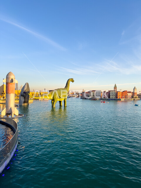 مجسم الديناصور الاخضر داخل البحيرة المائية، اكتشاف الحضارات والثقافات حول العالم في البوليفارد وورلد في مدينة الرياض, مناطق جذب واستقطاب السائحين في المملكة العربية السعودية, فعاليات وأنشطة ترفيهية