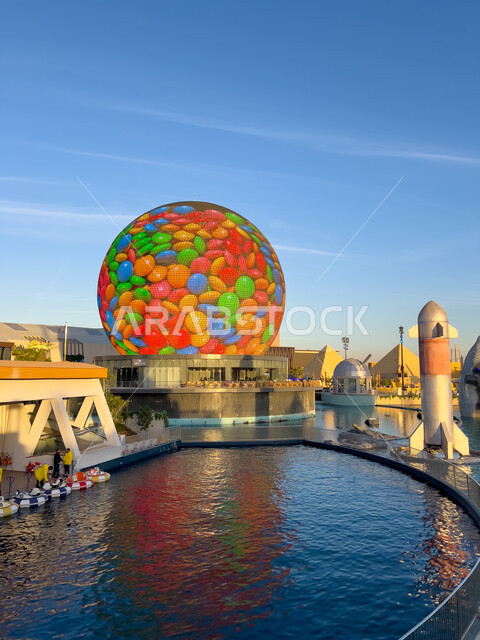 عروض الفنون و التصاميم على الكرة العملاقة المضيئة وسط البحيرة المائية في البوليفارد وورلد في مدينة الرياض، اكتشاف الحضارات والثقافات حول العالم, مناطق جذب واستقطاب السائحين في المملكة العربية السعودية, فعاليات وأنشطة ترفيهية