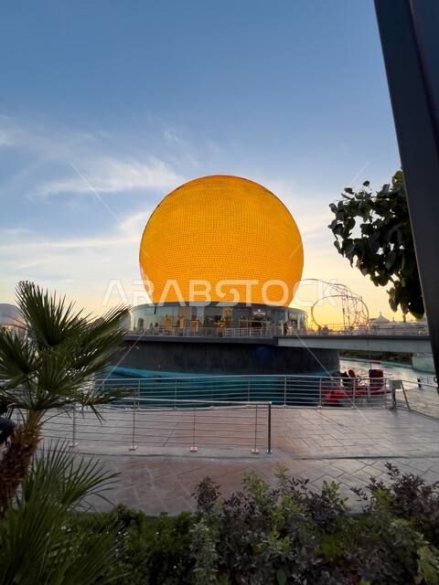 عروض الكرة العملاقة المضيئة وسط البحيرة المائية في البوليفارد وورلد في مدينة الرياض، اكتشاف الحضارات والثقافات حول العالم, مناطق جذب واستقطاب السائحين في المملكة العربية السعودية, فعاليات وأنشطة ترفيهية