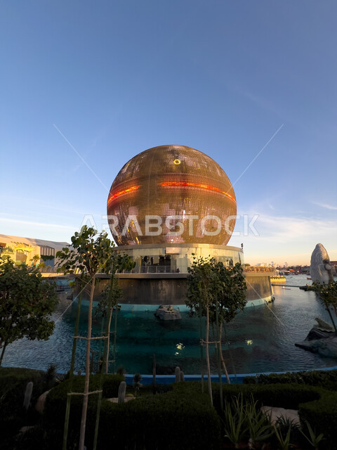 عروض الكرة العملاقة المضيئة وسط البحيرة المائية في البوليفارد وورلد في مدينة الرياض، اكتشاف الحضارات والثقافات حول العالم, مناطق جذب واستقطاب السائحين في المملكة العربية السعودية, فعاليات وأنشطة ترفيهية