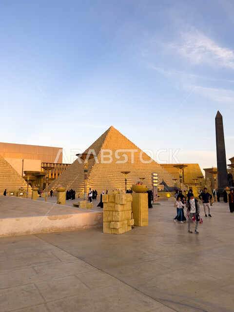 الأهرامات والمنحوتات الحجرية، الآثار والمعالم التاريخية في القسم المصري في البوليفارد وورلد في مدينة الرياض، اكتشاف الحضارات والثقافات حول العالم, مناطق جذب واستقطاب السائحين في المملكة العربية السعودية