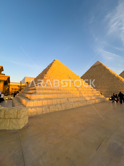 الأهرامات والمنحوتات الحجرية، الآثار والمعالم التاريخية في القسم المصري في البوليفارد وورلد في مدينة الرياض، اكتشاف الحضارات والثقافات حول العالم, مناطق جذب واستقطاب السائحين في المملكة العربية السعودية