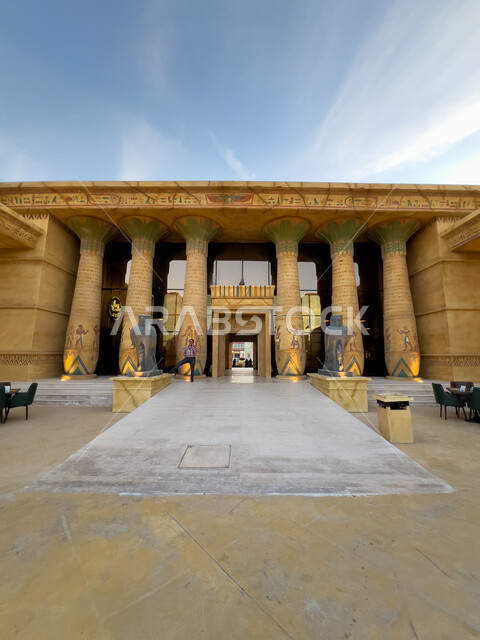 الآثار والمعالم التاريخية في القسم المصري في البوليفارد وورلد في مدينة الرياض، اكتشاف الحضارات والثقافات حول العالم, المنحوتات المتميزة على الأعمدة والجدران، مناطق جذب واستقطاب السائحين في المملكة العربية السعودية