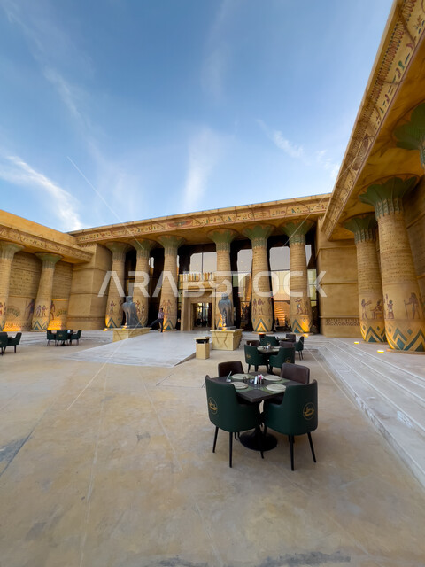 الآثار والمعالم التاريخية في القسم المصري في البوليفارد وورلد في مدينة الرياض، اكتشاف الحضارات والثقافات حول العالم, المنحوتات المتميزة على الأعمدة والجدران، مناطق جذب واستقطاب السائحين في المملكة العربية السعودية