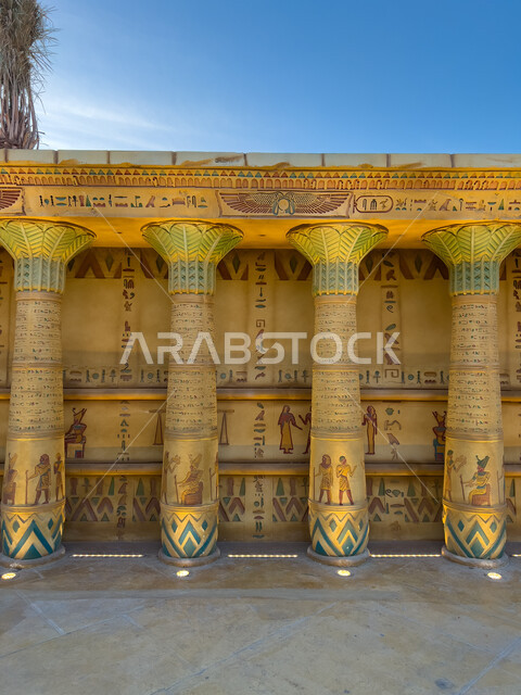 الآثار والمعالم التاريخية في القسم المصري في البوليفارد وورلد في مدينة الرياض، اكتشاف الحضارات والثقافات حول العالم, المنحوتات المتميزة على الأعمدة والجدران، مناطق جذب واستقطاب السائحين في المملكة العربية السعودية