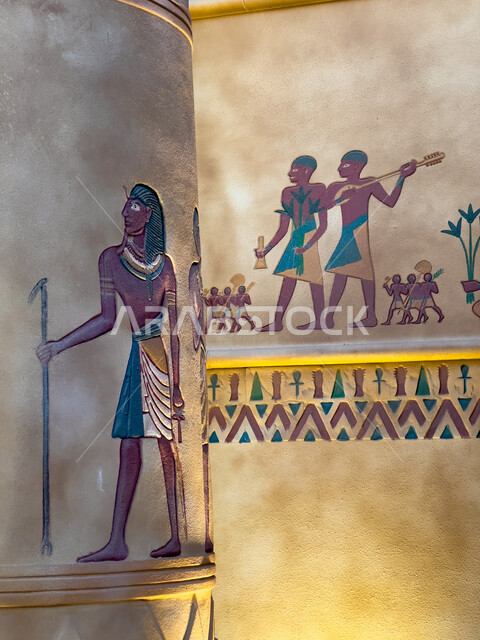 الآثار والمعالم التاريخية في القسم المصري في البوليفارد وورلد في مدينة الرياض، اكتشاف الحضارات والثقافات حول العالم, صورة مقربة للمنحوتات المتميزة على الأعمدة والجدران، مناطق جذب واستقطاب السائحين في المملكة العربية السعودية