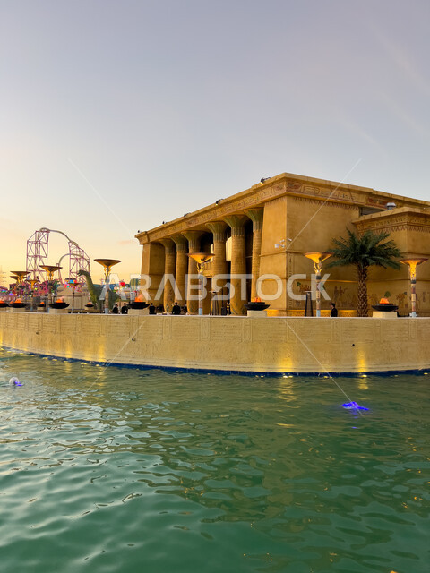 الآثار والمعالم التاريخية في القسم المصري في البوليفارد وورلد في مدينة الرياض، البحيرة المائية الصناعية المضيئة مع النوافير، اكتشاف الحضارات والثقافات حول العالم, مناطق جذب واستقطاب السائحين في المملكة العربية السعودية