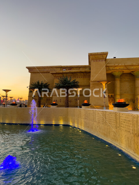 الآثار والمعالم التاريخية في القسم المصري في البوليفارد وورلد في مدينة الرياض، البحيرة المائية الصناعية المضيئة مع النوافير، اكتشاف الحضارات والثقافات حول العالم, مناطق جذب واستقطاب السائحين في المملكة العربية السعودية