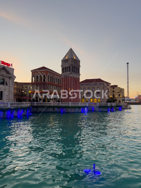 الفعاليات والأنشطة الترفيهية في البوليفارد وورلد في مدينة الرياض، الفن الهندسي المعماري للمباني المطلة على البحيرة المائية الصناعية المضيئة، مناطق جذب واستقطاب السائحين في المملكة العربية السعودية