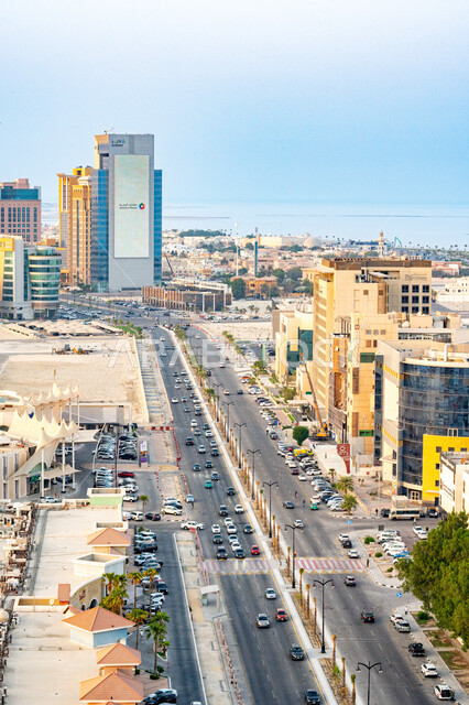  وسائل النقل و المواصلات ,صورة من الاعلى لحركة مرور السيارات في شارع الامير تركي في مدينة الخبر في وقت النهار, أماكن ومعالم سياحية مشهورة, سهولة التنقل في طرق المملكة العربيه السعودية, الفن الهندسي المعماري على الطراز الحديث للمنشآت السكنية والتجارية