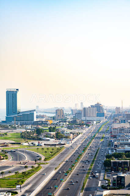 الفن الهندسي المعماري على الطراز الحديث للمنشآت السكنية والتجارية, وسائل النقل و المواصلات ,صورة من الاعلى لحركة مرور السيارات في شارع الامير تركي في مدينة الخبر في وقت النهار, أماكن ومعالم سياحية مشهورة, سهولة التنقل في طرق المملكة العربيه السعودية