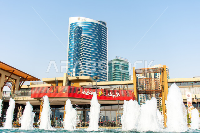 نوافير المياه المتميزة امام مطاعم للدجاج المقلي، اماكن مشهورة لتقديم المأكولات والوجبات السريعة, الواجهه الخارجية لمطعم البيك السعودي الفرع الجديد في مدينة الشارقة بالإمارات العربية المتحدة، الفن الهندسي المعماري على الطراز الحديث