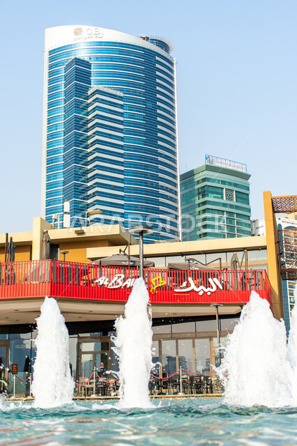 نوافير المياه المتميزة امام مطاعم للدجاج المقلي، اماكن مشهورة لتقديم المأكولات والوجبات السريعة, الواجهه الخارجية لمطعم البيك السعودي الفرع الجديد في مدينة الشارقة بالإمارات العربية المتحدة، الفن الهندسي المعماري على الطراز الحديث