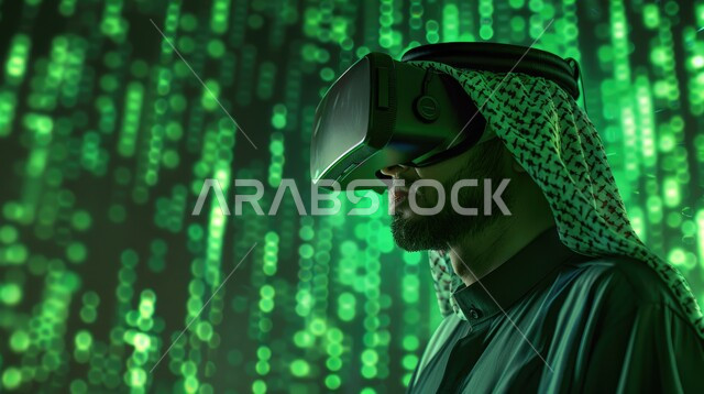 محاكاة العالم الافتراضي، تطوير وبناء المواقع والتطبيقات الالكترونية، صورة مقربة لرجل عربي خليجي سعودي يرتدي الثوب التقليدي والشماغ يضع نظارة الفي ار، خلفية هولوجرامية ثلاثية الأبعاد باللون الاخضر