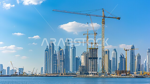 الآلات والمعدات الثقيلة والرافعات والسقالات العالية, مبنى قيد الانشاء في دبي بالامارات العربية المتحدة, مفهوم الهندسة الانشائية والمعمارية, أعمال البناء وصب الخرسانات ووضع الأساسات, تنفيذ مخطط الإعمار وتشكيل الهيكل المعدني