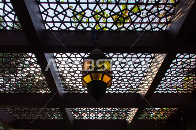 الأماكن و المعالم السياحية المشهورة، تصاميم وديكورات داخلية، إضاءة وزينة واكسسوارات، صورة مقربة لقنديل معلق في سقف مزخرف في مول ابن بطوطة في دبي بالإمارات العربية المتحدة، التراث العربي الشرقي الأصيل