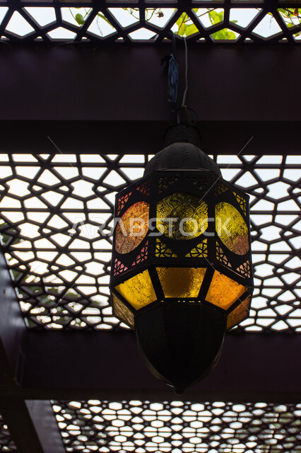 الأماكن و المعالم السياحية المشهورة، تصاميم وديكورات داخلية، إضاءة وزينة واكسسوارات، صورة مقربة لقنديل معلق في سقف مزخرف في مول ابن بطوطة في دبي بالإمارات العربية المتحدة، التراث العربي الشرقي الأصيل