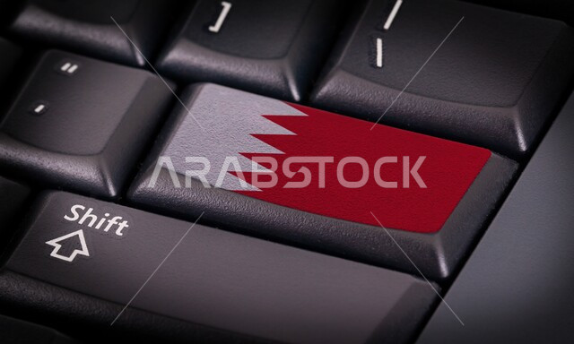 الحفاظ على الهوية الوطنية البحرينية, صورة مقربة للوحة مفاتيح حاسوب مع زر انتير يحمل علم البحرين، مفهوم حب الوطن والانتماء اليه, مناسبات واعياد وطنية