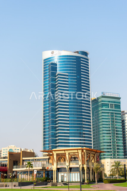 الفن الهندسي والمعماري على الطراز الحديث المتطور في دبي، صورة لمبنى البنك التجاري في دولة الإمارات العربية المتحدة وقت النهار، مباني التجارة التاريخية الحضارية الحديثة ، المنصة المربعة لمنطقة المكاتب التجارية للمباني الحضارية الحديثة