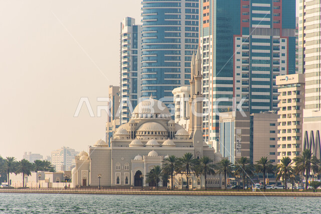 معالم دينية مقدسة، مسجد أمام ناطحات السحاب وأبراج مدينة الشارقة  على الواجهة البحرية  في الامارات العربية المتحدة، الفن الهندسي المعماري الاسلامي على الطراز الحديث المتطور، تصاميم وديكورات حديثة