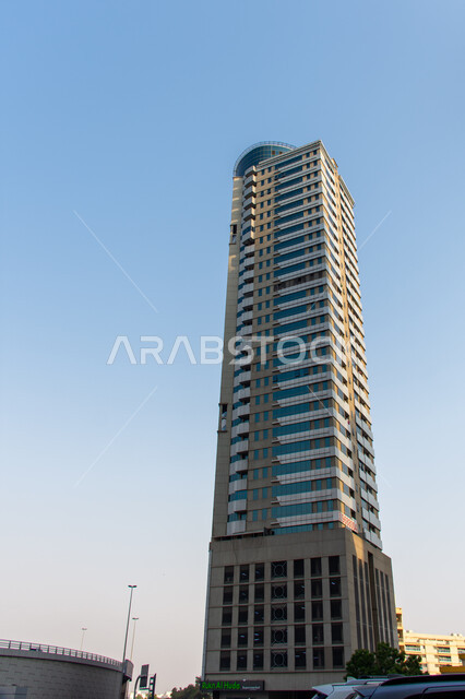 مفهوم الهندسة المعمارية والانشاءات، صورة من الاسفل لمجمع سكني  في مدينة الشارقة، أبنية ومجمعات سكنية حديثة في الامارات العربية المتحدة، الفن الهندسي للمباني على الطراز الحديث، طوابق معيشية بتصاميم وديكورات متطورة