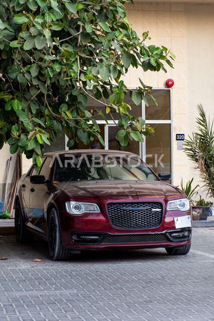 السيارات الكلاسيكية الحديثة، وسائل النقل المتطورة في الامارات العربية المتحدة، صورة لسيارة  كرايسلر فارهة حمراء  في مدينة الشارقة، التقدم التقني والتكنولوجي، الفن الهندسي في التصميم الخارجي للمركبات