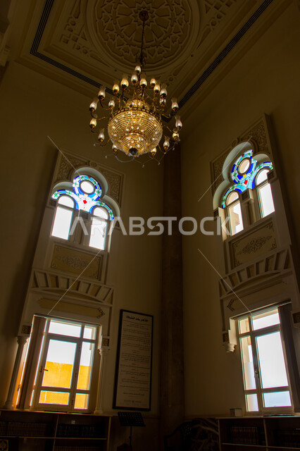 التصاميم والديكورات الداخلية المميزة للمساجد على الطراز الاسلامي الحديث، صورة من الداخل لثرية معلقة في سقف المسجد في مدينة الشارقة، الاجواء الدينية الروحانية، أماكن إسلامية مقدسة في الامارات العربية المتحدة، العبادة والتقرب الى الله