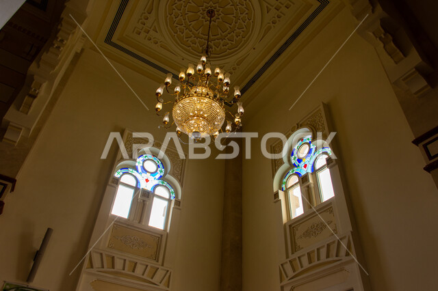 التصاميم والديكورات الداخلية المميزة للمساجد على الطراز الاسلامي الحديث، صورة من الداخل لثرية معلقة في سقف المسجد في مدينة الشارقة، الاجواء الدينية الروحانية، أماكن إسلامية مقدسة في الامارات العربية المتحدة، العبادة والتقرب الى الله