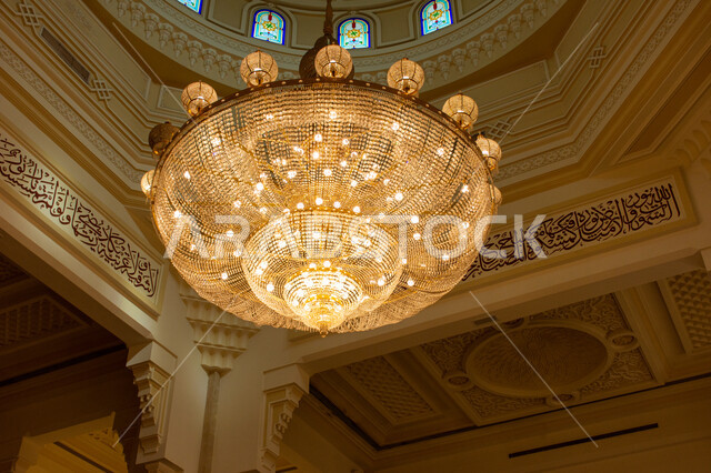 التصاميم والديكورات الداخلية المميزة للمساجد على الطراز الاسلامي الحديث، صورة من الداخل لثرية معلقة في سقف المسجد في مدينة الشارقة، الاجواء الدينية الروحانية، أماكن إسلامية مقدسة في الامارات العربية المتحدة، العبادة والتقرب الى الله